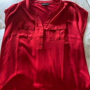 Adorable V neck top with button detail.